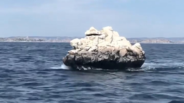 Drijvende rots is eigenlijk een gecamoufleerde boot van kunstenaar Julien Berthier