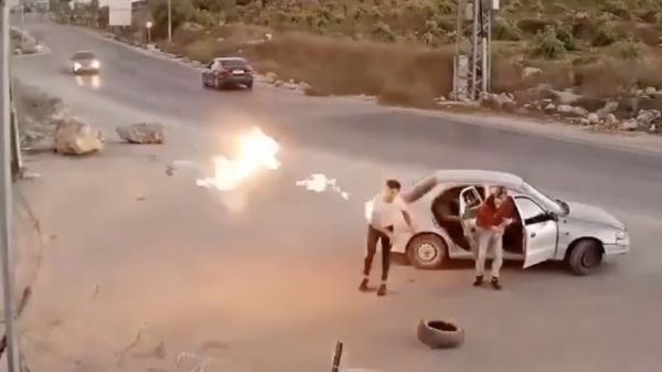 Knuppel krijgt souvenir mee nadat 'ie controlepost in Palestina met molotov bekogelt