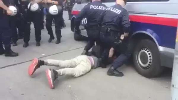 Oostenrijkse politie iets te enthousiast en onthoofdt bijna een demonstrant
