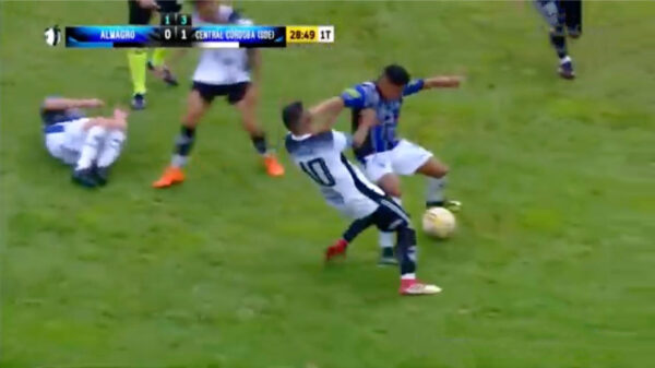 Gezellig potje voetbal: hoeveel overtredingen zie je in 30 seconden?