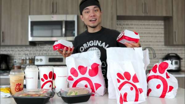 Wedstrijdeter Matt Stonie werkt heel het menu van fastfoodketen Chick-fil-A naar binnen