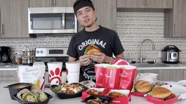Wedstrijdeter Matt Stonie werkt heel het menu van fastfoodketen Chick-fil-A naar binnen