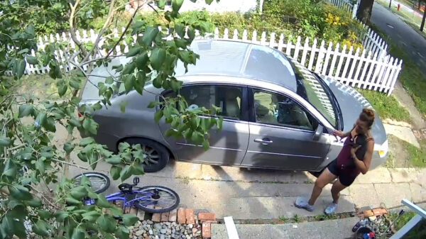 Kacheltjelamme troela probeert met hond in d'r armen naar huis te fietsen