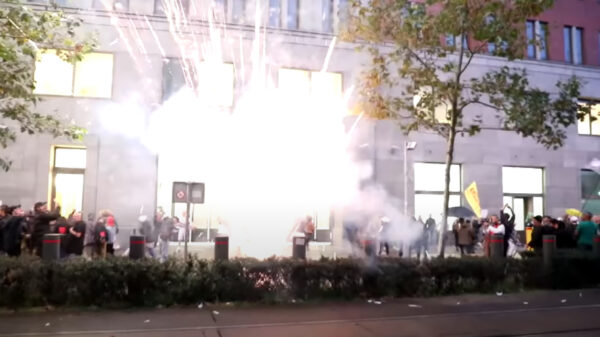 Rellen na de persconferentie: Mark en Hugo belaagd, Ministerie van Justitie afgesloten