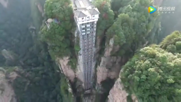 's Werelds hoogste glazen lift is absoluut niet voor mensen met hoogtevrees