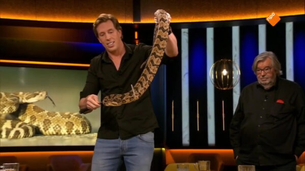 Freek gonna Freek en pleurt een levensgevaarlijke ratelslang op tafel bij OP1