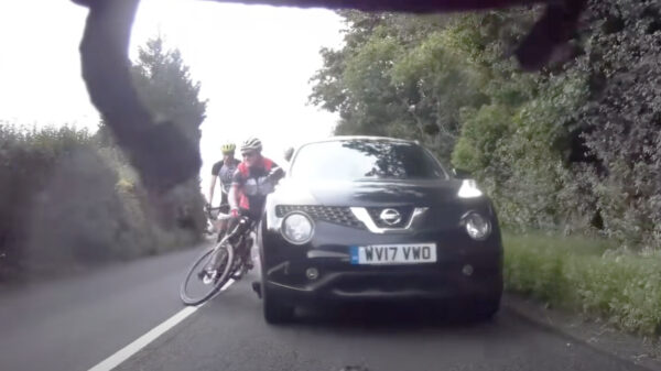 Automobilist haalt wielrenner naar de grond in ordinaire verkeersruzie