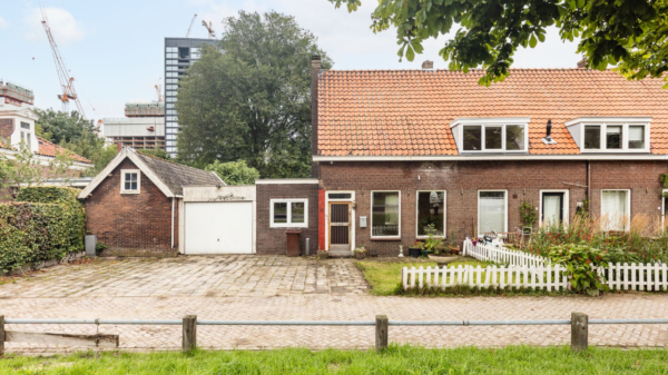 Authentieke Amsterdamse bouwval te koop voor slechts EEN MILJOEN EURO