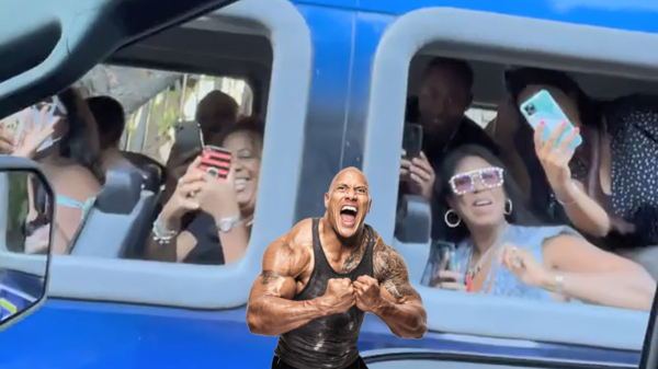 Dwayne 'The Rock' Johnson stopt weer naast een celebrity-tourbus om ze te verrassen
