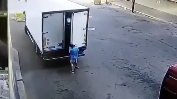 Deze vrachtwagenchauffeur lost sneller dan zijn eigen schaduw