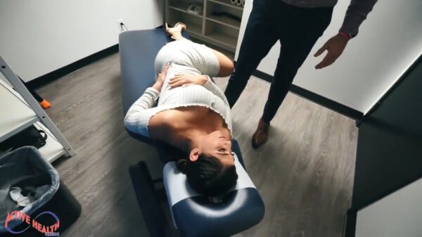 Deze gelukkige chiropractor gaat waarschijnlijk altijd fluitend naar zijn werk