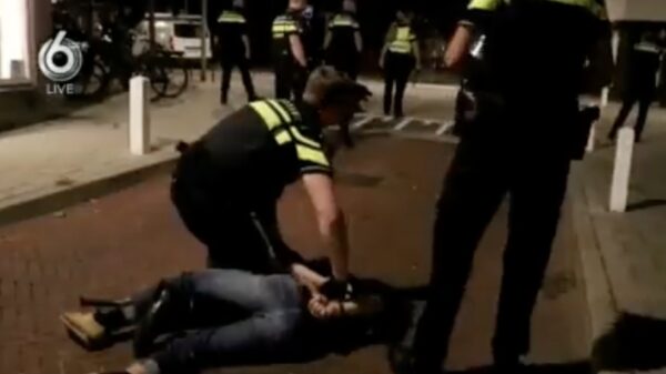 Ouderwetse gezelligheid in Katwijk: rellende jongeren bekogelen politie met eieren en glas