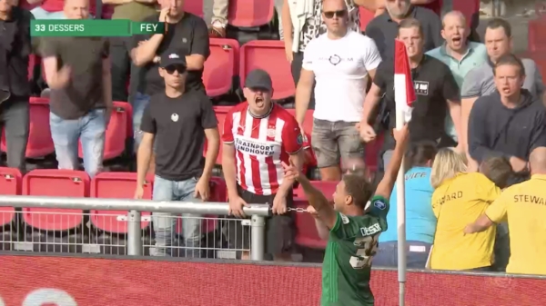 PSV-supporters compleet uit hun stekker nadat Cyriel Dessers de 0-4 binnentrapt