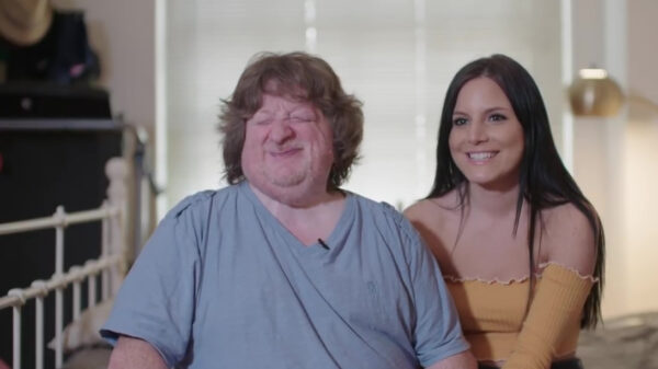 54 jaar oude dwerg heeft een verdomd appetijtelijke vriendin