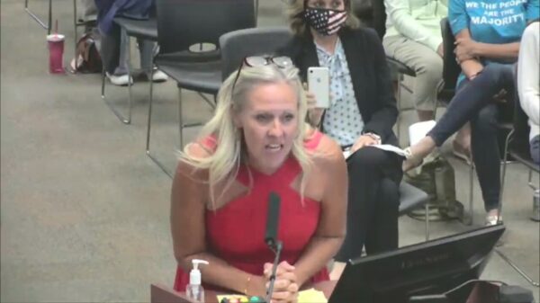 Moeder onderbreekt COVID-gerelateerde schoolbestuursvergadering vanwege 'achteruit inparkeren'