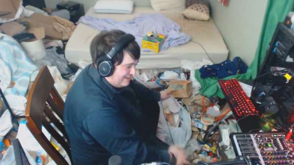 Ranzige streamer heeft zijn kamer sinds 2005 niet meer schoongemaakt
