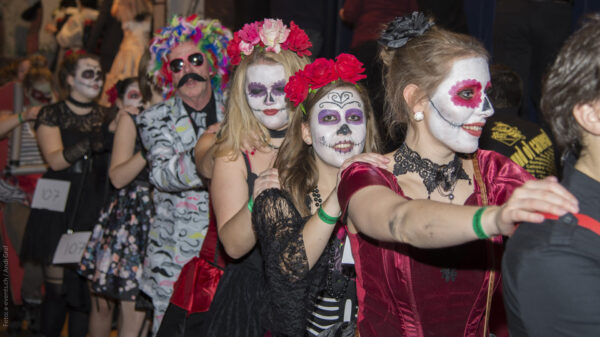 Dansmarieke wordt verplicht mee te doen aan een polonaise met feestvierende kwajongens
