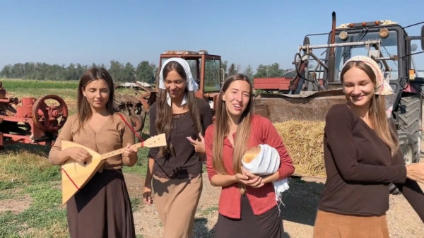 Tijd voor wat Russische folklore, gezongen door een groepje getalenteerde boerinnen