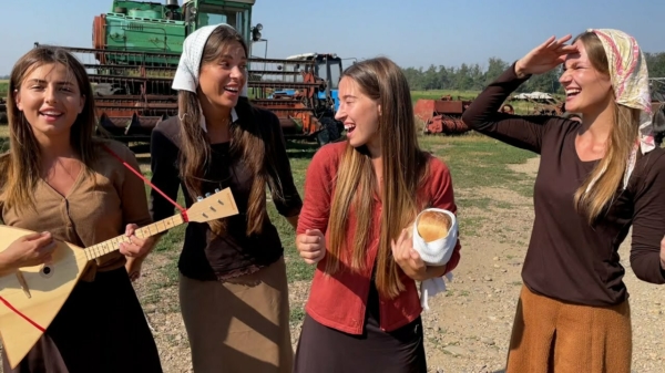 Tijd voor wat Russische folklore, gezongen door een groepje getalenteerde boerinnen