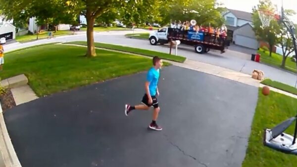 Koter wordt gehypet door dweilorkest op een platte kar