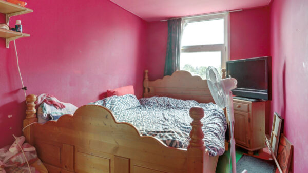 Voor slechts €159.000,- koop je deze "karakteristieke" teringzooi in Almelo