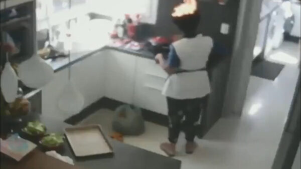 Keukenprinses heeft pas laat door dat ze iets aan laat branden