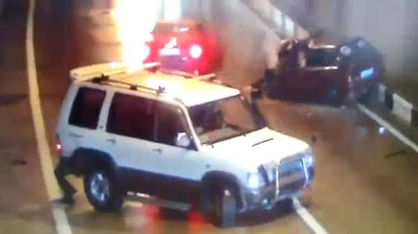 Chaos in een Russische tunnel als meerdere auto's op elkaar klappen