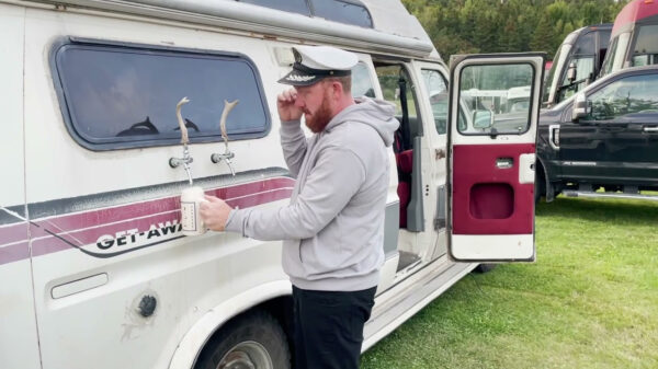 Hebb0n: een dikke camper met een werkende biertap aan de buitenkant