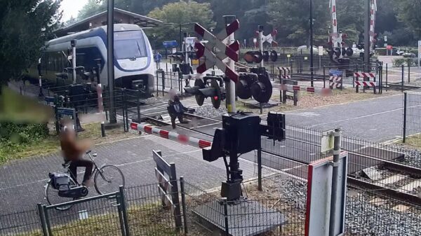 Spoorloper wordt op haar na gemist door trein die op volle snelheid langs station Ermelo raast