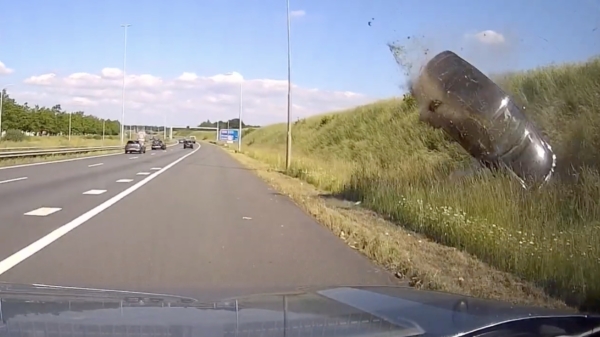 Zware crash op de A58 bij Etten-Leur na idiote inhaalactie via de rechter rijstrook