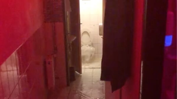 Kak. Heb je ineens de boodschap van je buurman in de gang liggen