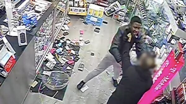 Opsporing verzocht: eigenaar telefoonwinkel worstelt met gewapende overvaller in Rotterdam