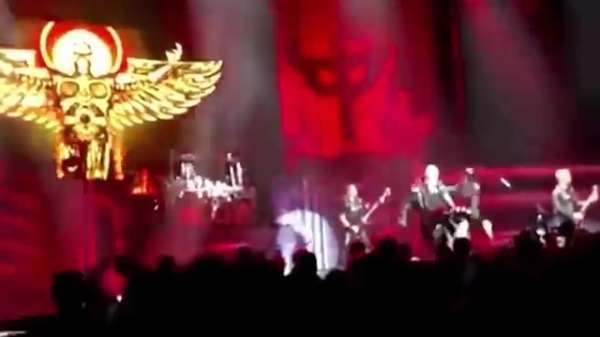 Rob Halford van Judas Priest trapt telefoon van filmende concertganger uit z'n klauwen