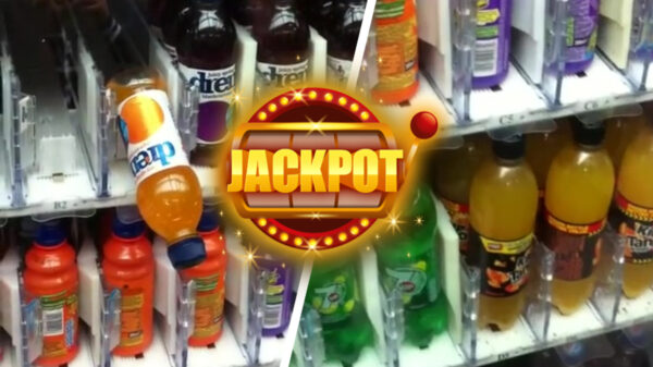 Geluksvogels winnen de jackpot bij een drankjesmachine