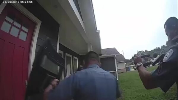 Politie gaat met getrokken wapens achter nogal onverwachte overvaller aan