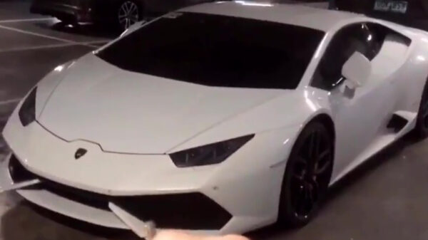 Hey, check mijn vette nieuwe auto