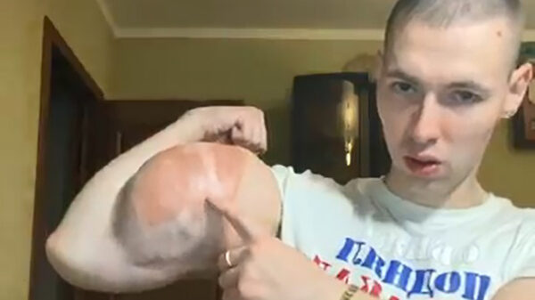 De Russische syntholverslaafde "Popeye" flext weer eens met zijn bazooka's