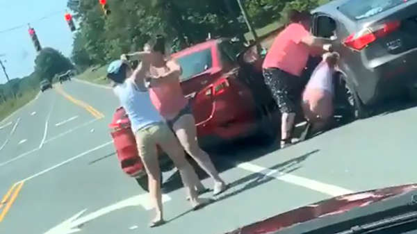Pislinke huismoeders hakken op elkaar in tijdens ordinaire road rage