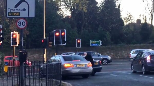 Vrouw is he-le-maal klaar met d'r agressieve vent en gaat ervandoor