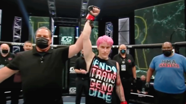 Comedian gaat helemaal los op transgender die haar eerste MMA-wedstrijd glorieus won