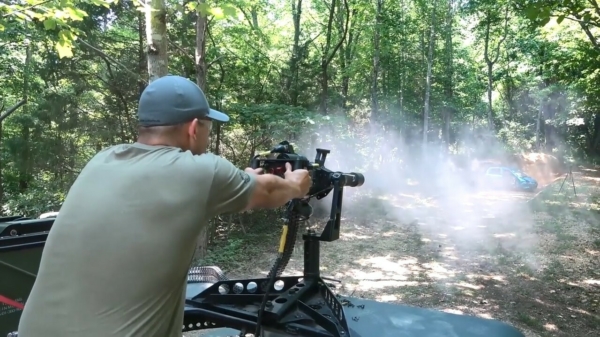 Brrrrrr. De mannen van ﻿Kentucky Ballistics knallen ALLES kapot met hun minigun