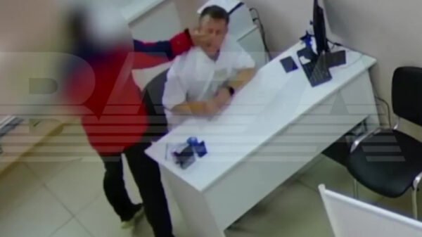 Man he-le-maal door het lint als dermatoloog aan echtgenote vraagt haar buik te laten zien