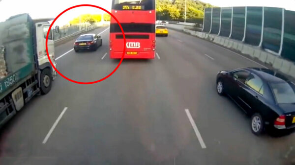 Karma voor stekeblinde (uhuh) BMW die geen zin om een bus in te laten voegen