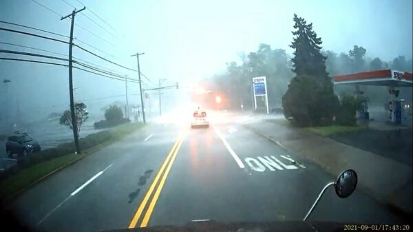 Tornado gooit deze vrachtwagen met gemak op zijn kantje