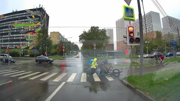 Fietskoerier beukt moeder met kinderwagen ondersteboven