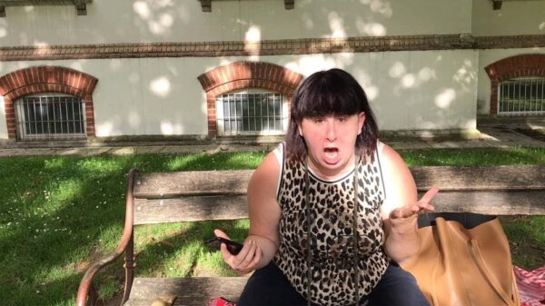 Geflipte eindbaas met lang pittig kapsel weigert hondenpoep op te rapen