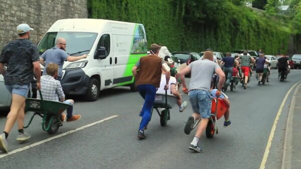 Pints zuipen en kruiwagenracen tijdens de Wirksworth Wheelbarrow Race