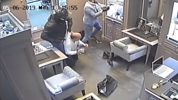 Juwelier in Parijs overvallen door laffe teckels; omstanders filmen en beuken er op los!
