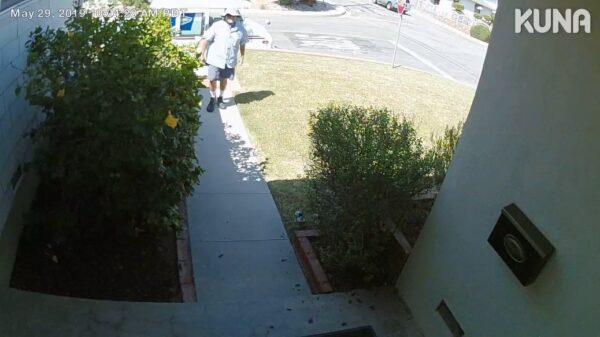 Postbode zonder post komt toch iets afleveren in de voortuin