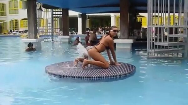 Bikinibabes gebruiken waterfontein tijdens twerk-dans off voor extra amusement